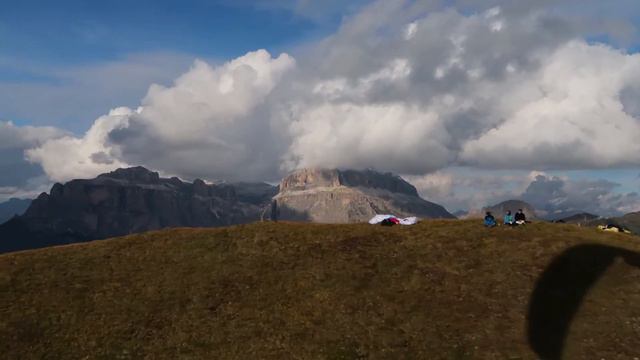 Paragliding in breeze. Dolomites, Crepa Neigra. смотреть онлайн