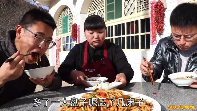 【陕北霞姐】霞姐教你陕北版“炒面”，先煮后炒，配着大蒜弟弟连吃四碗！太过瘾！ смотреть онлайн