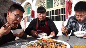 【陕北霞姐】霞姐教你陕北版“炒面”，先煮后炒，配着大蒜弟弟连吃四碗！太过瘾！