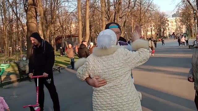 В нашей жизни так бывает!!!Танцы в саду Шевченко!!! смотреть онлайн