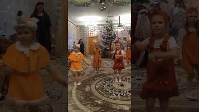 Новогодний утренник Таисии. Танец лисичек смотреть онлайн