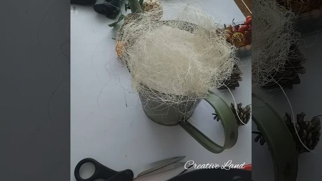 Осенняя композиция. Лейка и цветы из гофрированной бумаги. смотреть онлайн
