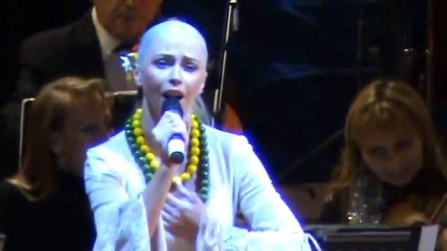 на вулиці скрипка грае