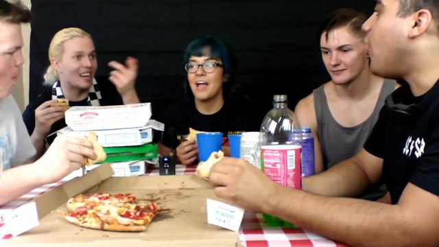 Pineapple Pizza Mukbang w/ Sandra Moone & Adriel Noctis смотреть онлайн