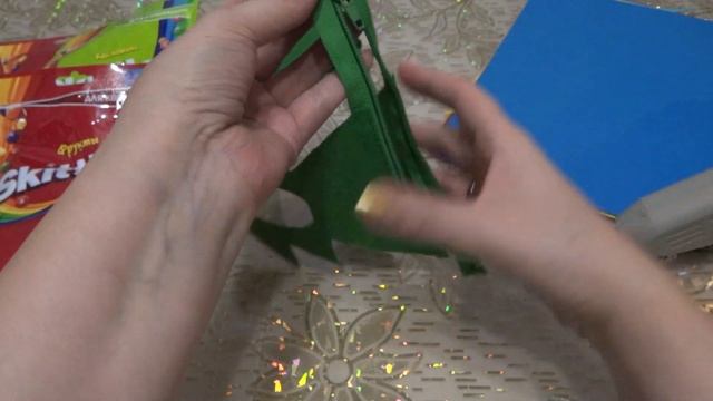 Как сделать новогоднюю ёлочку с конфетками. Поделки на новвый год смотреть онлайн