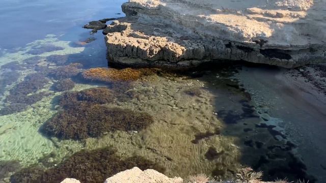Межводное Чёрный мыс скалы и море тёплый сентябрь тихое утро смотреть онлайн