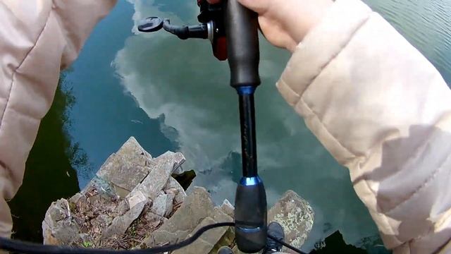 Крупная КРАСНОПЕРКА в скалах / Жор красноперки весной / Клёвая рыбалка смотреть онлайн