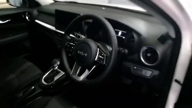 Kia Cerato (Forte/K3) GL 1.6 6AT facelift hatchback white walkaround exterior and interior (Brunei) смотреть онлайн