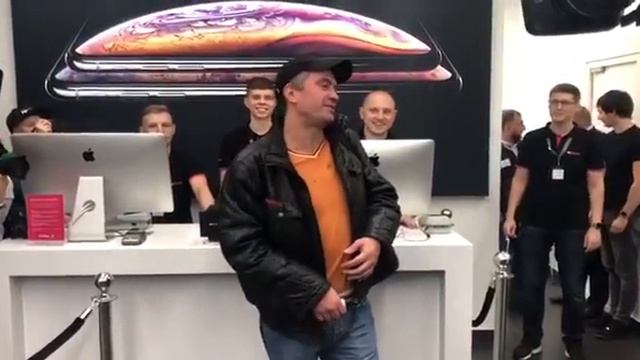 У 'первого' покупателя нового iPhone не хватило денег смотреть онлайн