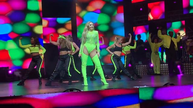 Hadise - Farkımız Var/Şampiyon (Harbiye)