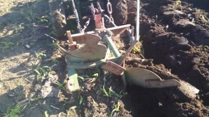 Самодельный минитрактор пашет сам оборотным плугом.