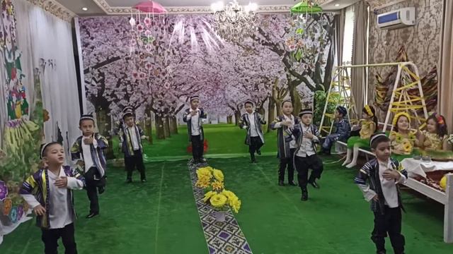 Shodon Bolajon Bogʻchasida Oʻzbegim Doʻppisiga Oʻgʻilbolalar  Raqsi