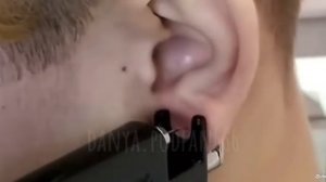 как Дане прокалывали уши