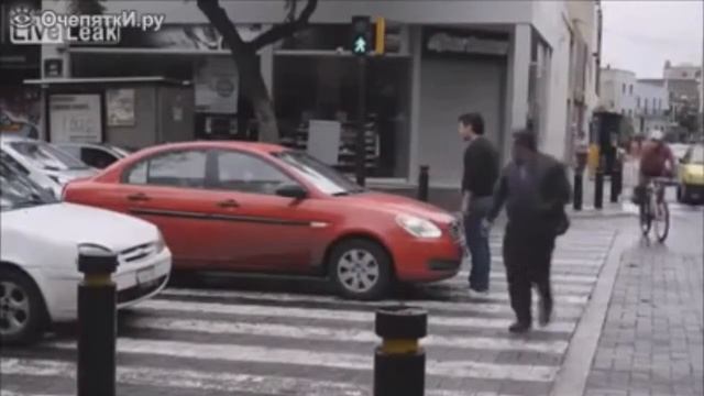 Приколы:Пешеход обучает водителей культуре смотреть онлайн