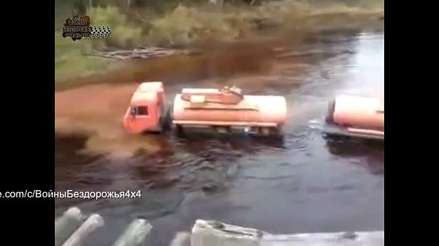 колонна переезжаем реку, грузовики КамАЗ. смотреть онлайн