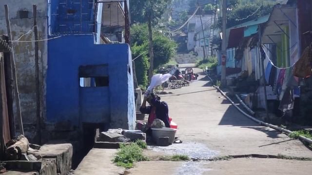 Индийская женщина стирает белье смотреть онлайн