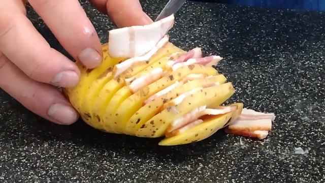 ЗАПЕЧЁНЫЙ КАРТОФЕЛЬ ГАРМОШКОЙ С БЕКОНОМ И ТРАВАМИ смотреть онлайн