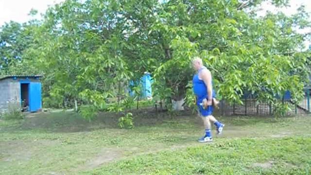 05. 06. 2023г. Выпады с гантелями по 20 кг на 10 раз. 61 год , вес 104. 5 кг. смотреть онлайн