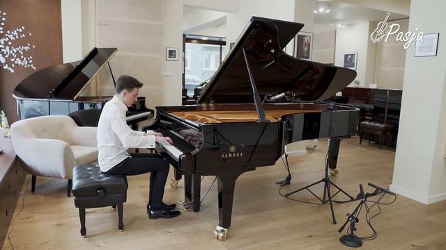YAMAHA CFX - J. S. Bach - Preludium i Fuga d-moll - Eryk Ploplis смотреть онлайн