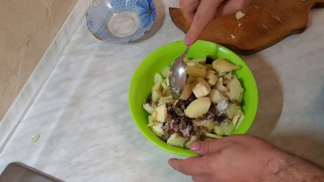 ШТРУДЕЛЬ С ЯБЛОКАМИ И ИЗЮМОМ Быстро и ОЧЕНЬ ВКУСНО ( Вертута с яблоками ) смотреть онлайн