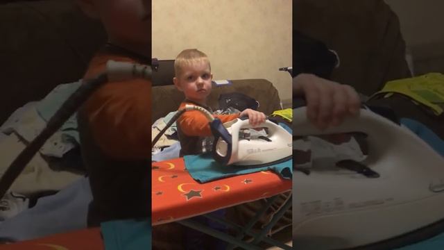 Помогает маме гладить смотреть онлайн