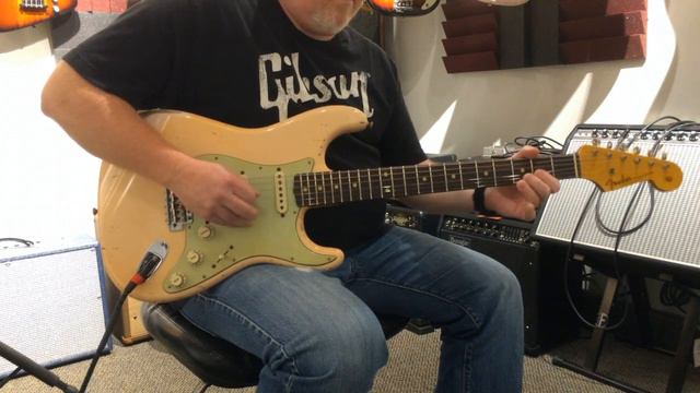 Fender® Custom Shop John Cruz Masterbuilt '62 Stratocaster Relic Shell Pink SN# JC3258 смотреть онлайн