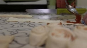 Рулетики с повидлом из слоеного теста