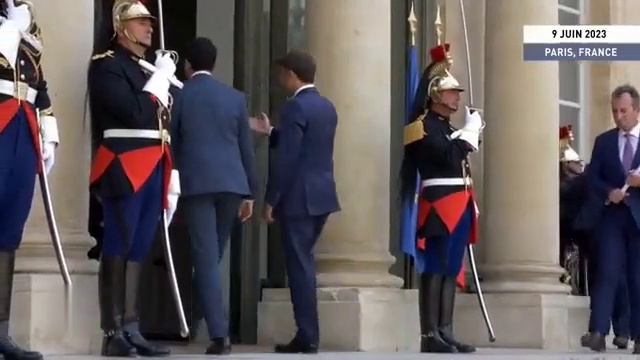 ?? (https://t.me/+-Z2e57KbLpM1MDg6) Французский гвардеец упал в обморок во время приема президента смотреть онлайн