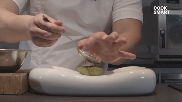 Японский тартар со спинкой тунца, авокадо и икра летучей рыбы смотреть онлайн