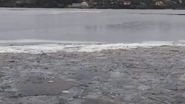 Нашёл место, где раки зимуют! Там где реки трутся друг о друга... смотреть онлайн