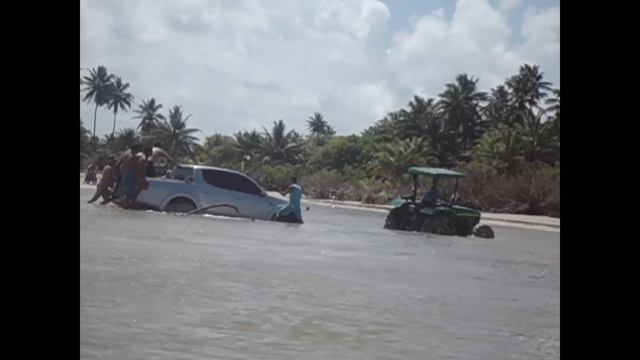 Prefeito de Maceió Cicero Almeida ''Atola'' com seu carro em Paripueira смотреть онлайн