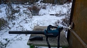 Makita DUB184Z Аккумуляторная воздуходувка в действии .