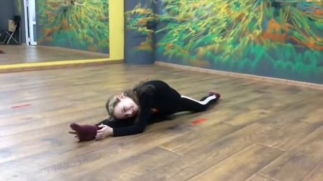 Продольный шпагат для мамы смотреть онлайн