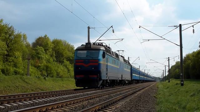 Лес, природа, поют птички и едет ЧС8) смотреть онлайн