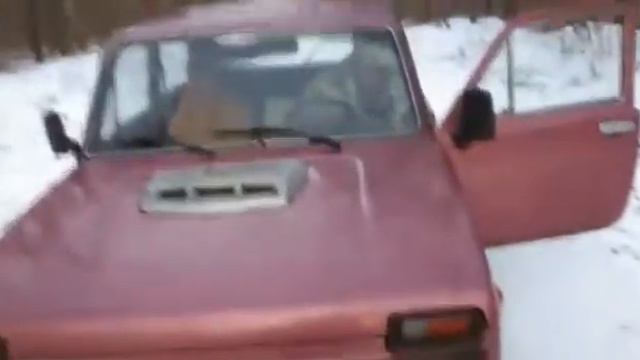 Бывший гаишник едет по пешеходной зоне!!! смотреть онлайн