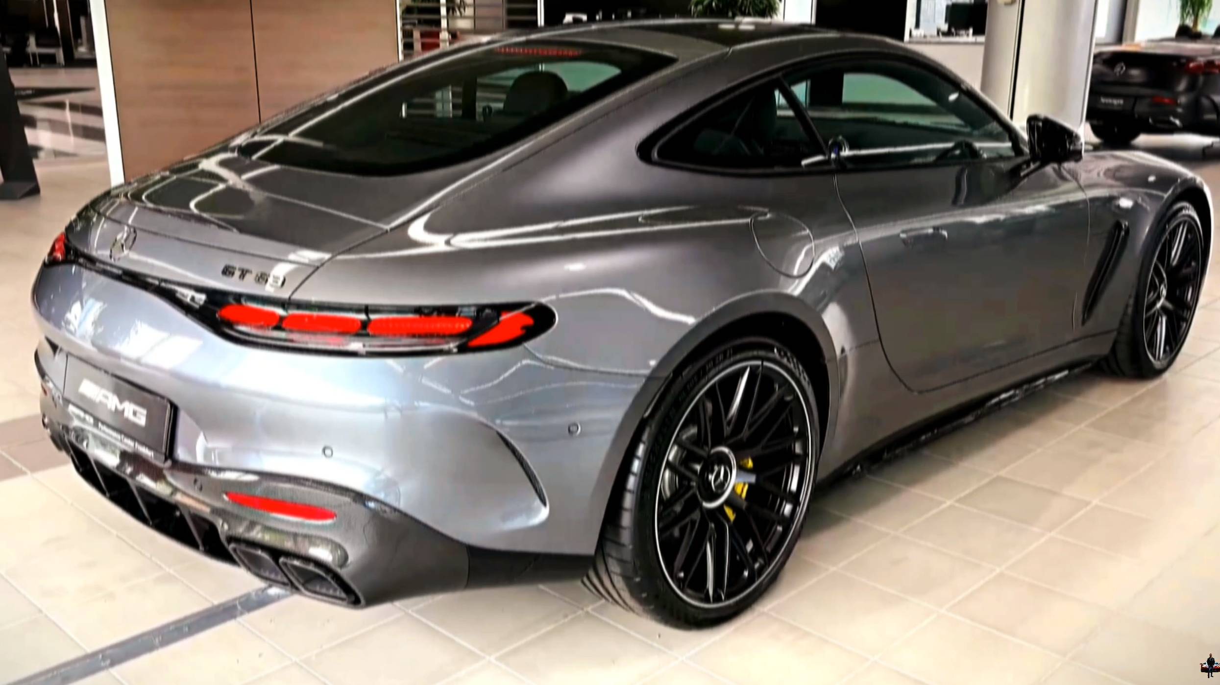 "Mercedes AMG GT63 2024": Обзор экстерьера и интерьера смотреть онлайн