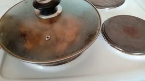 Жарю маринованную курицу на сковородке.