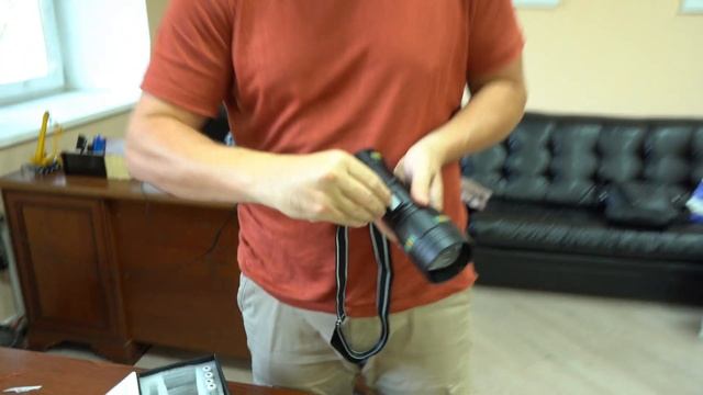 Самый мощный фонарик что я видел в жизни. Тест драйв распаковка смотреть онлайн