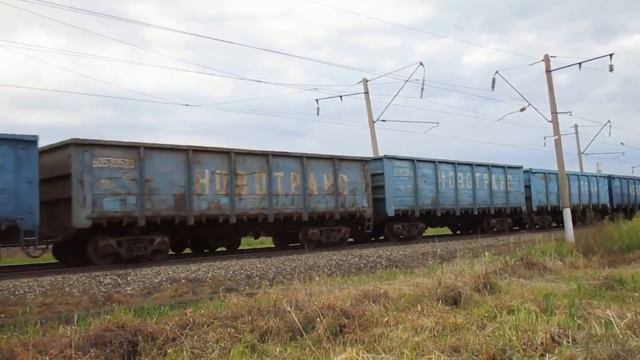 "Скрещение поездов" Встреча электровозов 2ЭС5К-055/047 и 3ЭС5К-517 с грузовыми поездами смотреть онлайн