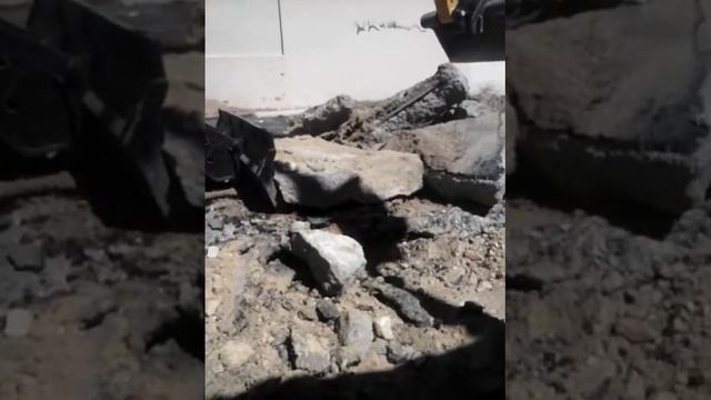 JCB JS 130 W arrancando losa de hormigón en masa. смотреть онлайн