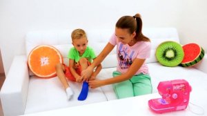 Влад и Никита играют с игрушечной швейной машинкой