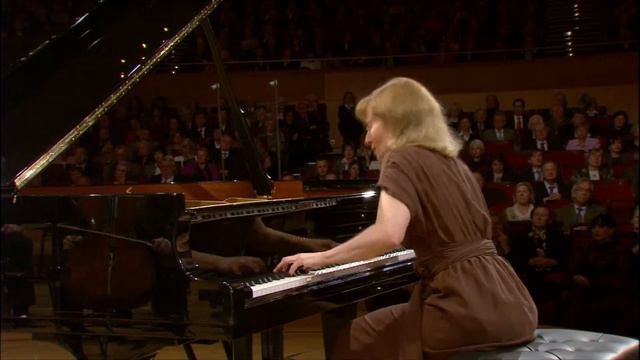 Fabio Luisi conducts Beethoven's Piano Concerto No. 1 in C Major, Op. 15 (Margarita Höhenrieder) смотреть онлайн