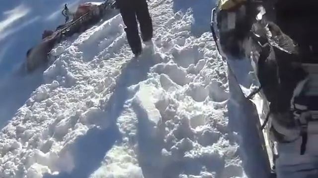 Вытаскивали снегоход из промоины двойной тягой смотреть онлайн