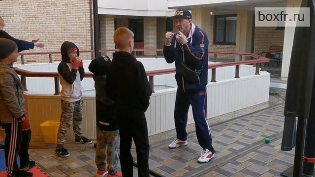 Бокс: узкая постановка рук не даёт правильного удара смотреть онлайн