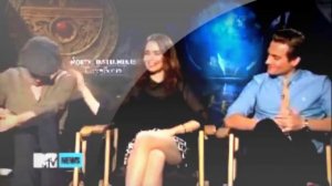 Джейми Кэмпбелл Бауэр и Лили Коллинз Смешные Моменты