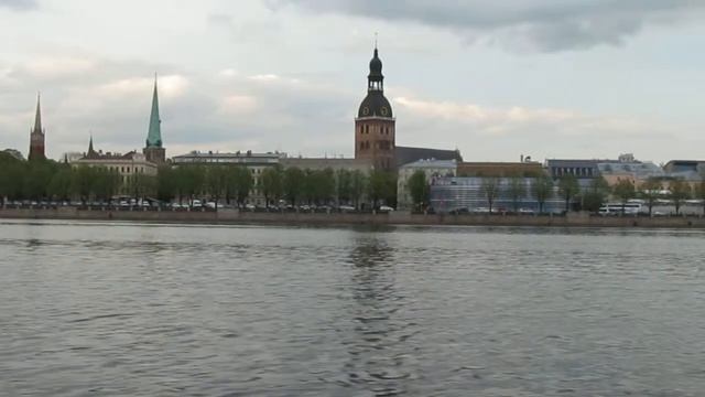 Рига, вид на старый город с реки Даугава / La vue sur la vieille ville de Riga смотреть онлайн