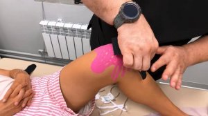 Тейпирование колена и связок | Тейпируем коленный сустав правильно! | Накладываем тейп на колено!