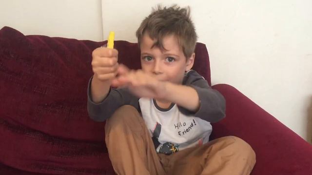 Magic Tricks For 5 Year Olds: Robin Makes A Chip Disappear смотреть онлайн