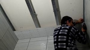 Потолок из пластиковых панелей.