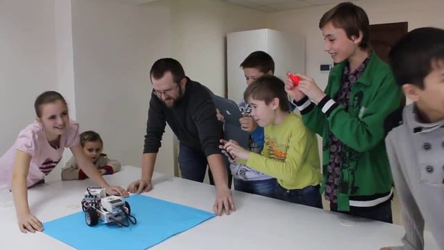 Роботы-бойцы в IT-школе СМАРТ смотреть онлайн